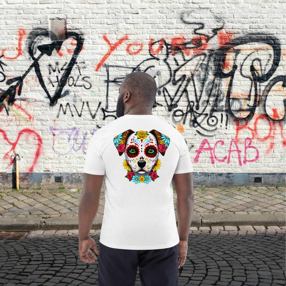 Homme black vue de dos portant un t-shirt Exception de la marque Felpatee avec le design Chien Calavera devant un mur streetwear