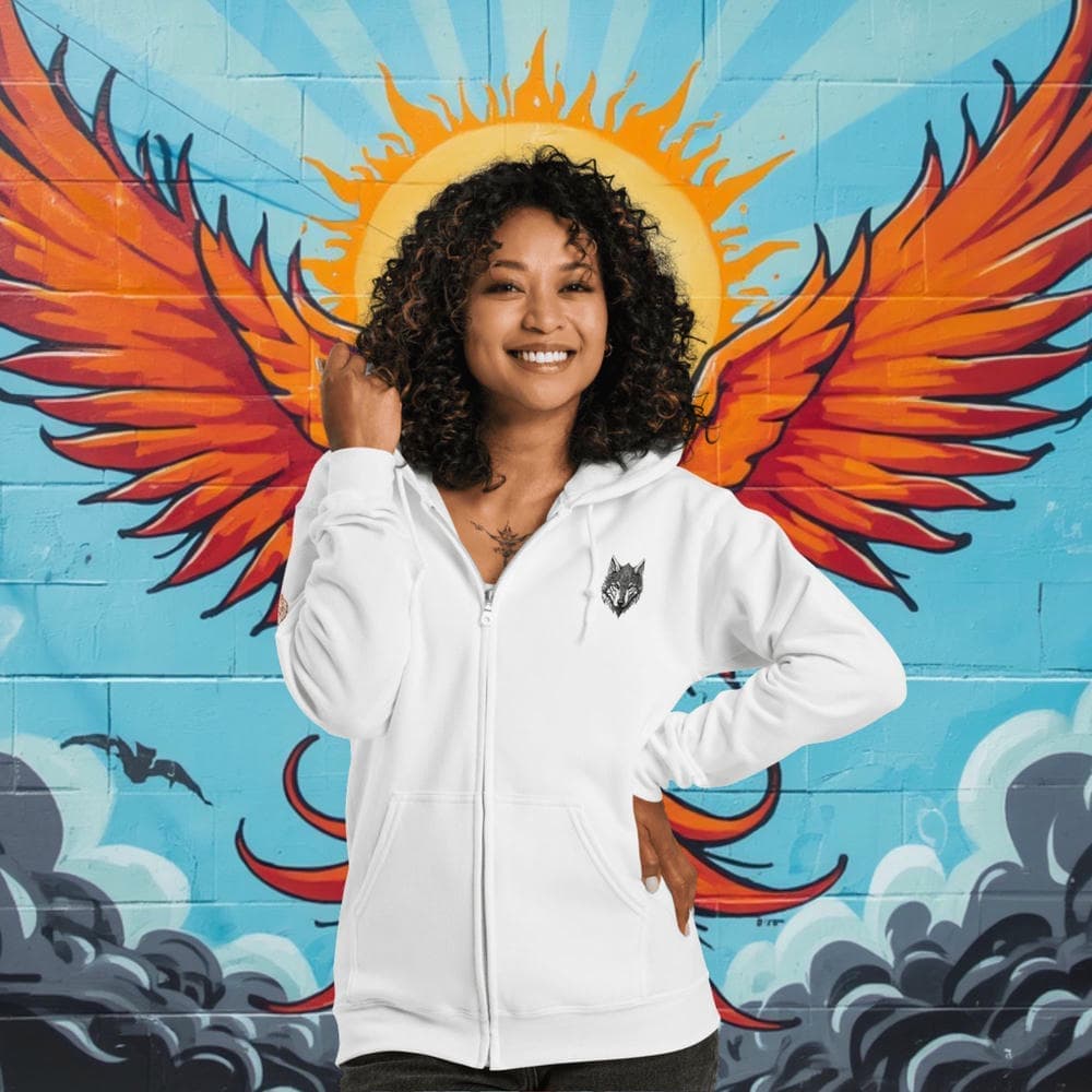 Femme portant le hoodie zippé Alpha blanc avec design Loup Gardien Runique 360°, posant devant un mur urbain coloré. Style exclusif Mister Felpatee.