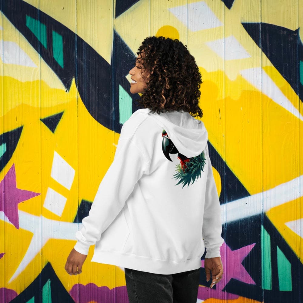Femme portant le Hoodie Zippé Alpha Blanc avec le design Perroquet Ara devant un mur streetart