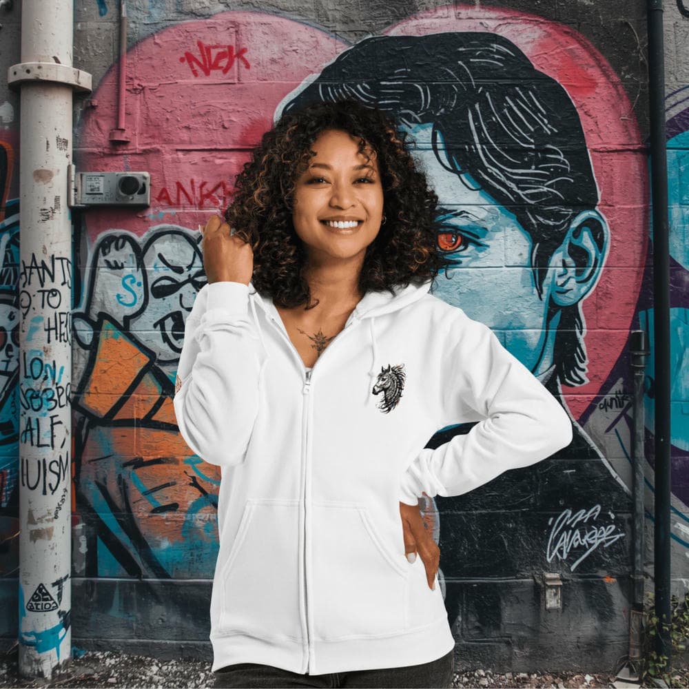 Hoodie zippé Alpha blanc avec design Esprit Tribal Équin 360°, porté par une femme. Style exclusif Mister Felpatee.