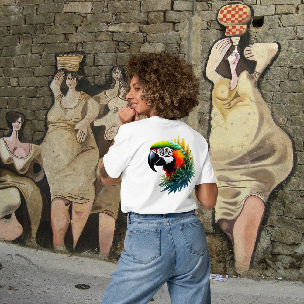 Femme vue de dos avec le t-shirt exception de la marque Felpatee avec le design Perroquet Ara