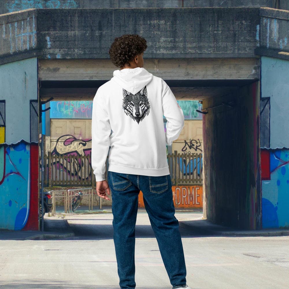 Homme de dos portant le Hoodie Zippé Alpha blanc avec le design Loup Gardien Runique