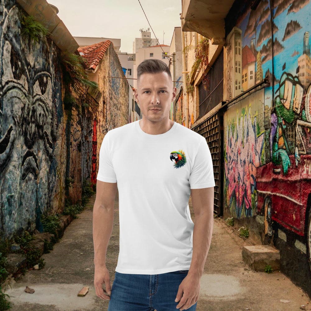 Homme vue de face dans une ruelle Mexicaine portant un t-shirt exception by Felpatee avec le design Perroquet Ara
