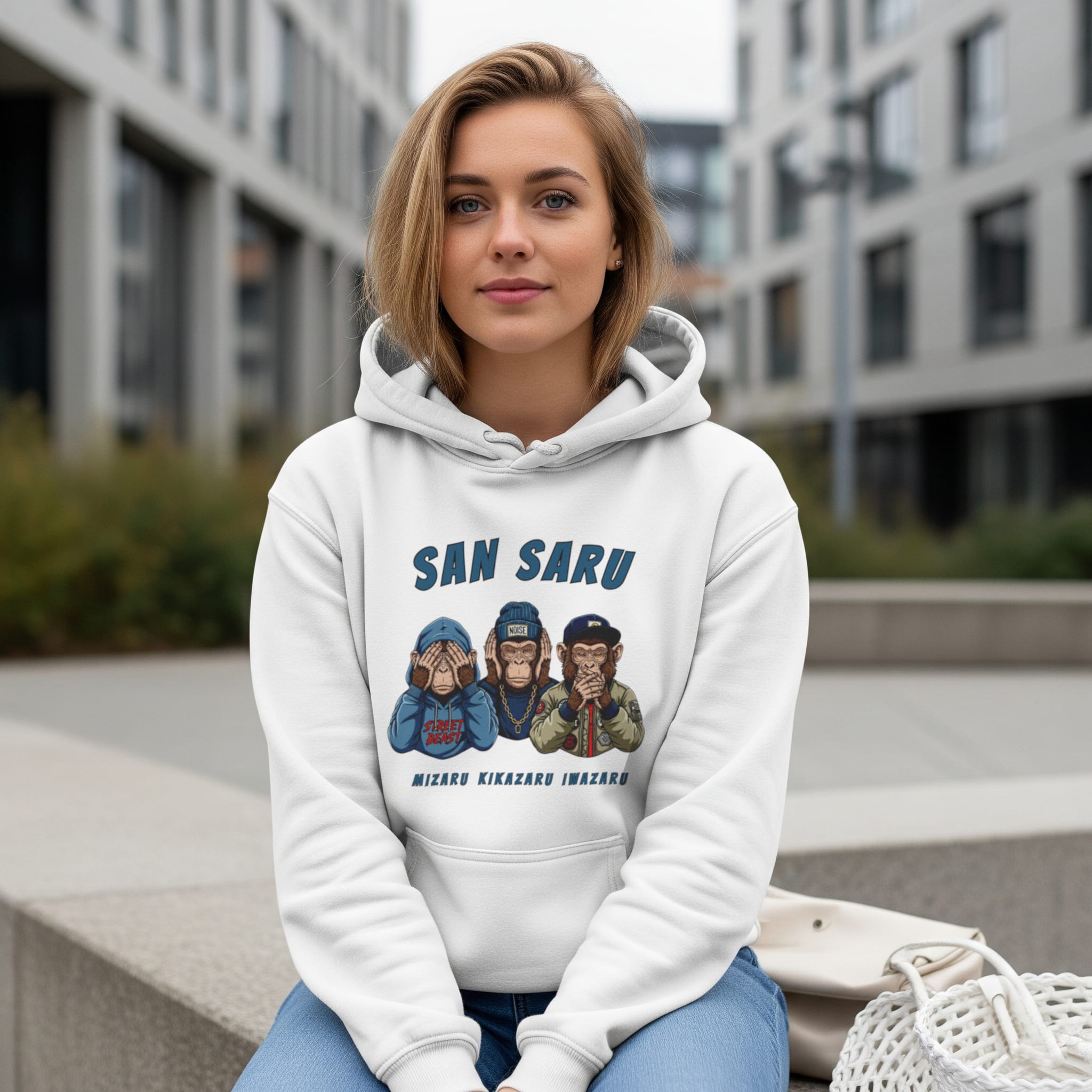 femme portant un hoodie bio blanc avec le design San Saru