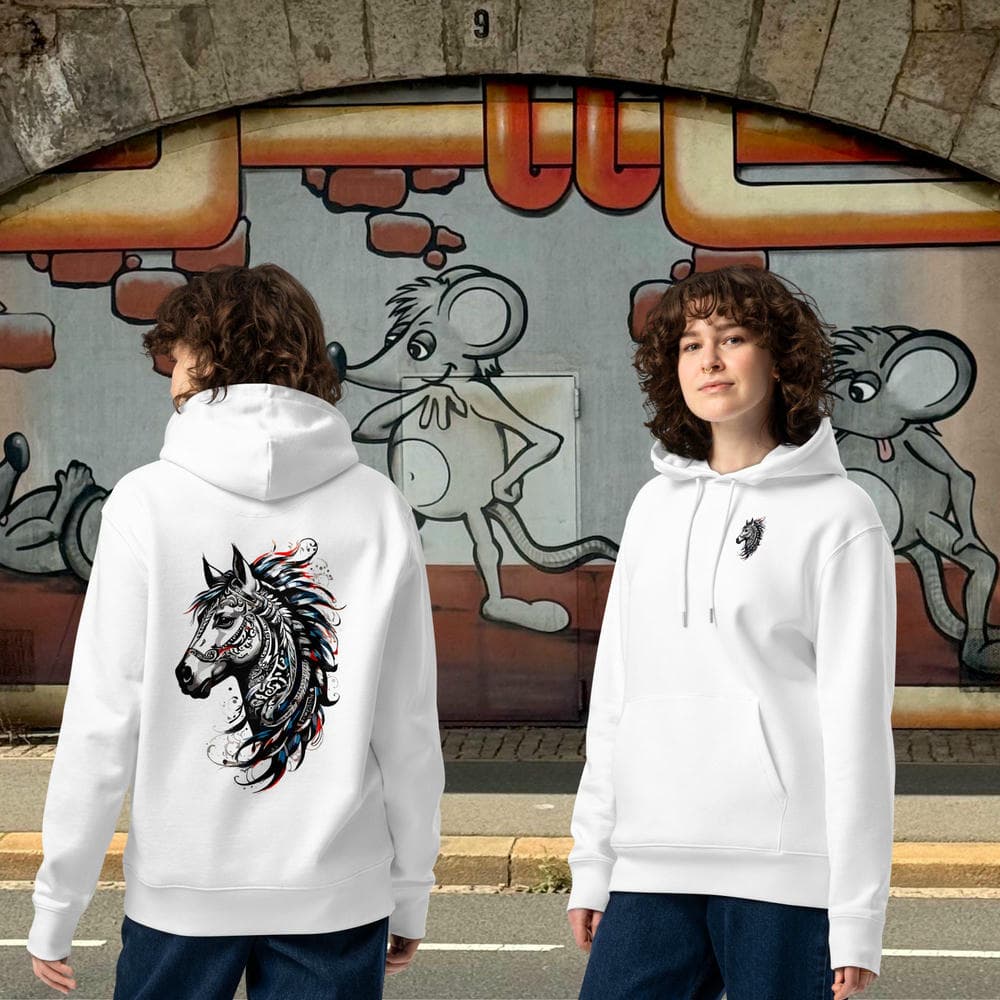 Mise en situation urbaine (urbex) montrant les vues face et dos du hoodie Prestige blanc. Le design Esprit Tribal Équin 360° ressort devant un mur avec un graffiti de souris. Style exclusif Mister Felpatee.