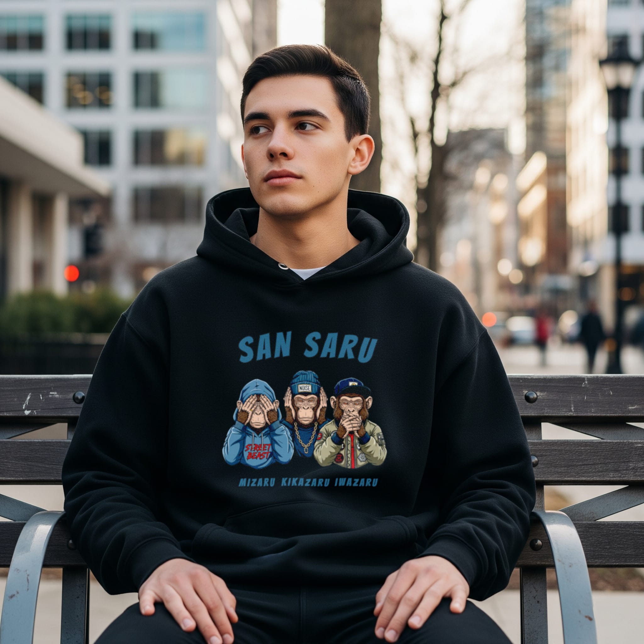 homme portant un hoodie noir bio avec le design San Saru