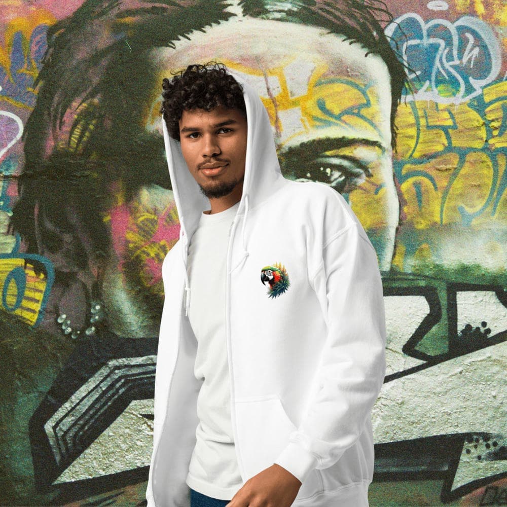 Homme portant le Hoodie Zippé Alpha blanc avec le design Perroquet Ara devant un mur street art