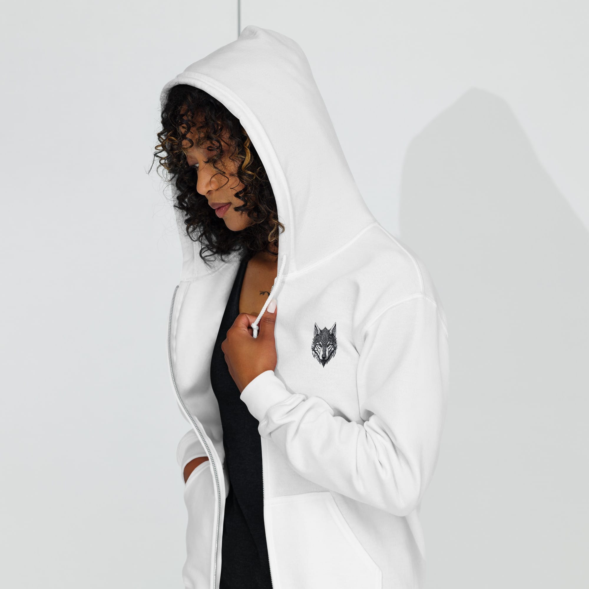 Femme de profil avec capuche, hoodie zippé Alpha blanc montrant le design minimaliste Loup Gardien Runique côté cœur. Style exclusif de Mister Felpatee.