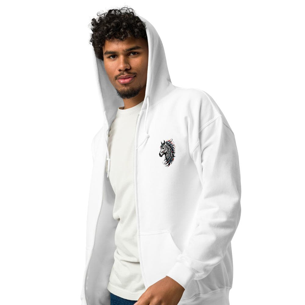 Homme de face portant le hoodie zippé Alpha blanc, design minimaliste Esprit Tribal Équin côté cœur. Style exclusif de Mister Felpatee.