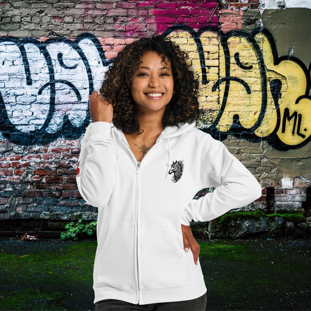 Hoodie zippé Alpha blanc avec design Esprit Tribal Équin 360°, porté par une femme. Style exclusif Mister Felpatee.