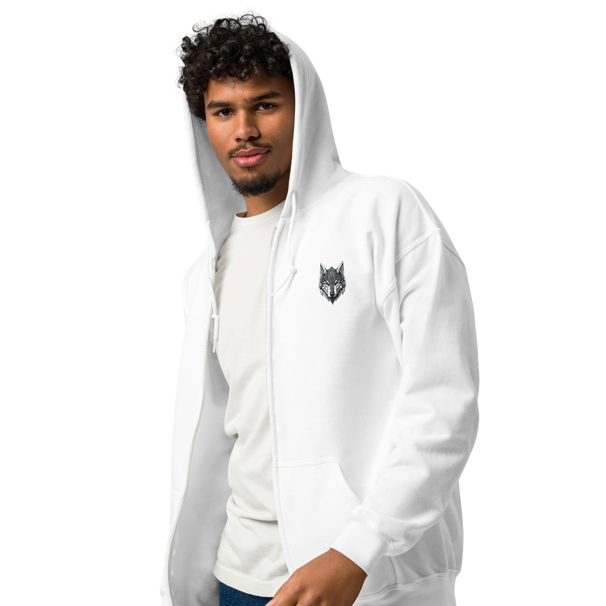 Homme de face portant le hoodie zippé Alpha blanc, design minimaliste Loup Gardien Runique côté cœur. Style exclusif de Mister Felpatee.