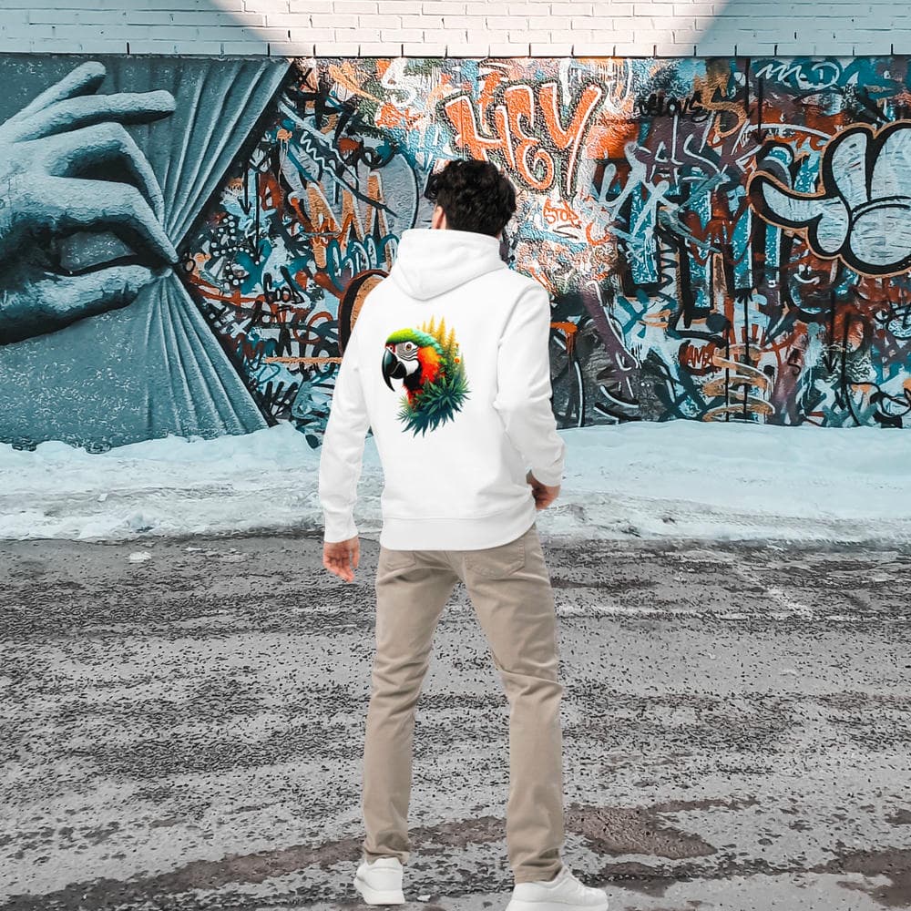 Homme de dos portant le Hoodie Prestige avec le design Perroquet Ara face à un mur street art