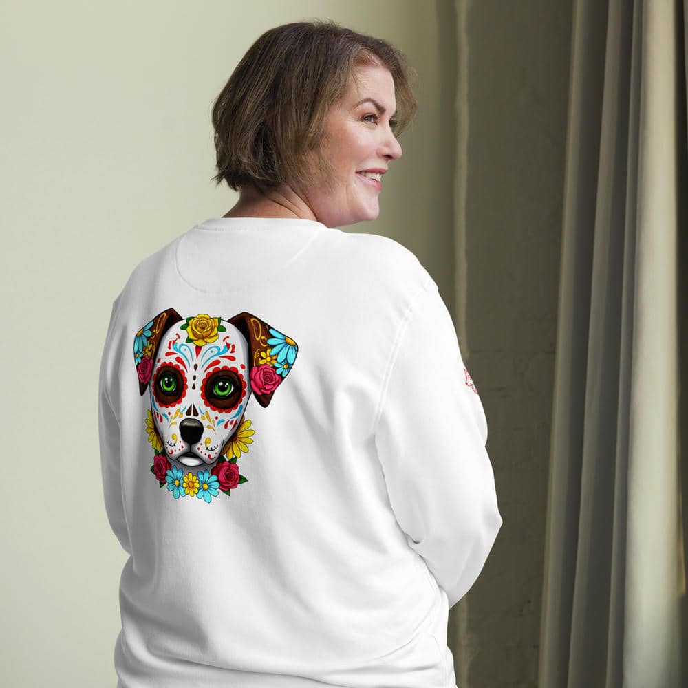 Femme vue de dos portant un sweat blanc Alpha de la marque Felpatee avec le design Chien Calavera 