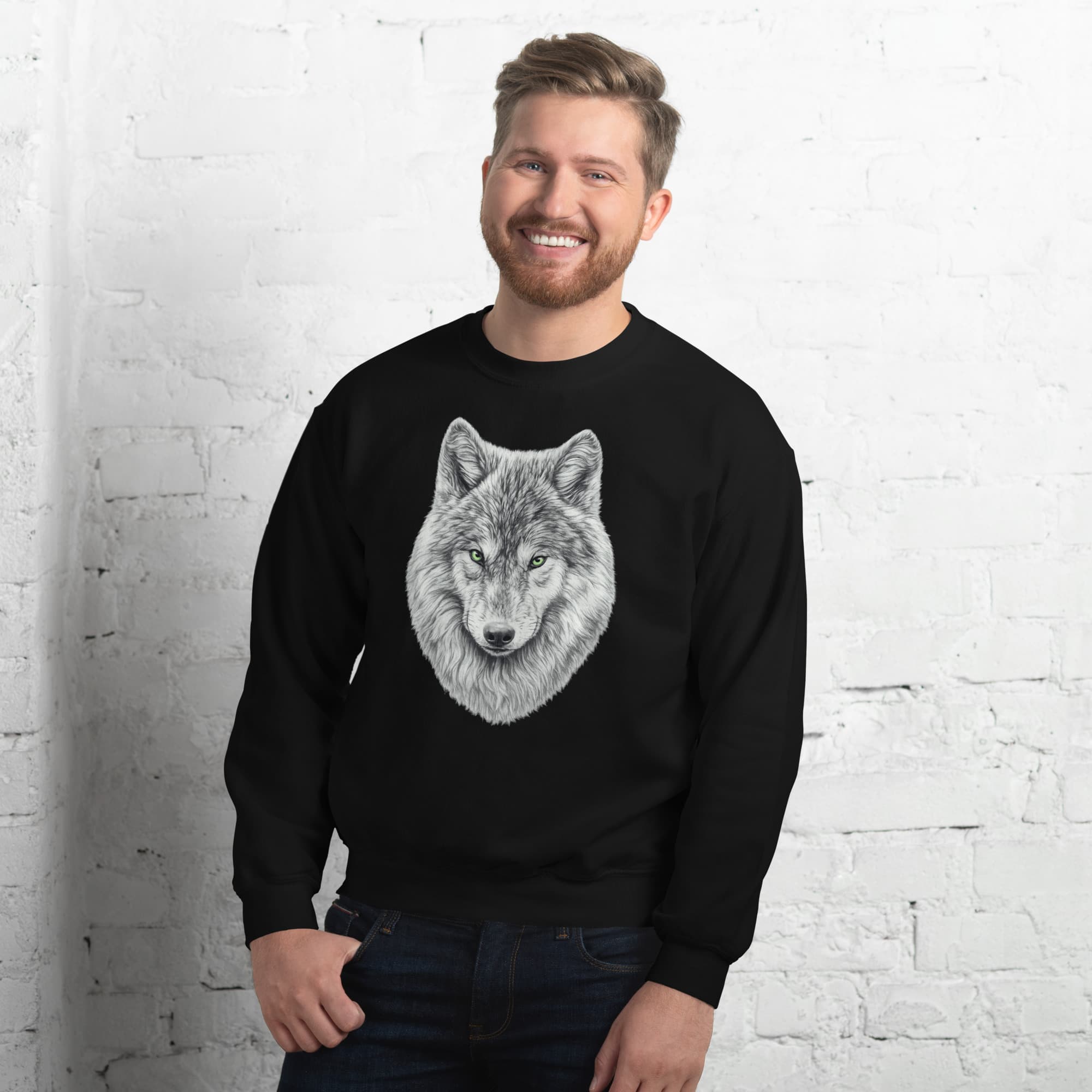 Vue de face d'un homme portant le Sweatshirt Premium noir Instinct Émeraude sur fond blanc. Un basique indispensable au quotidien avec le design by Mister Felpatee, alliant simplicité et style pour la marque Felpatee.