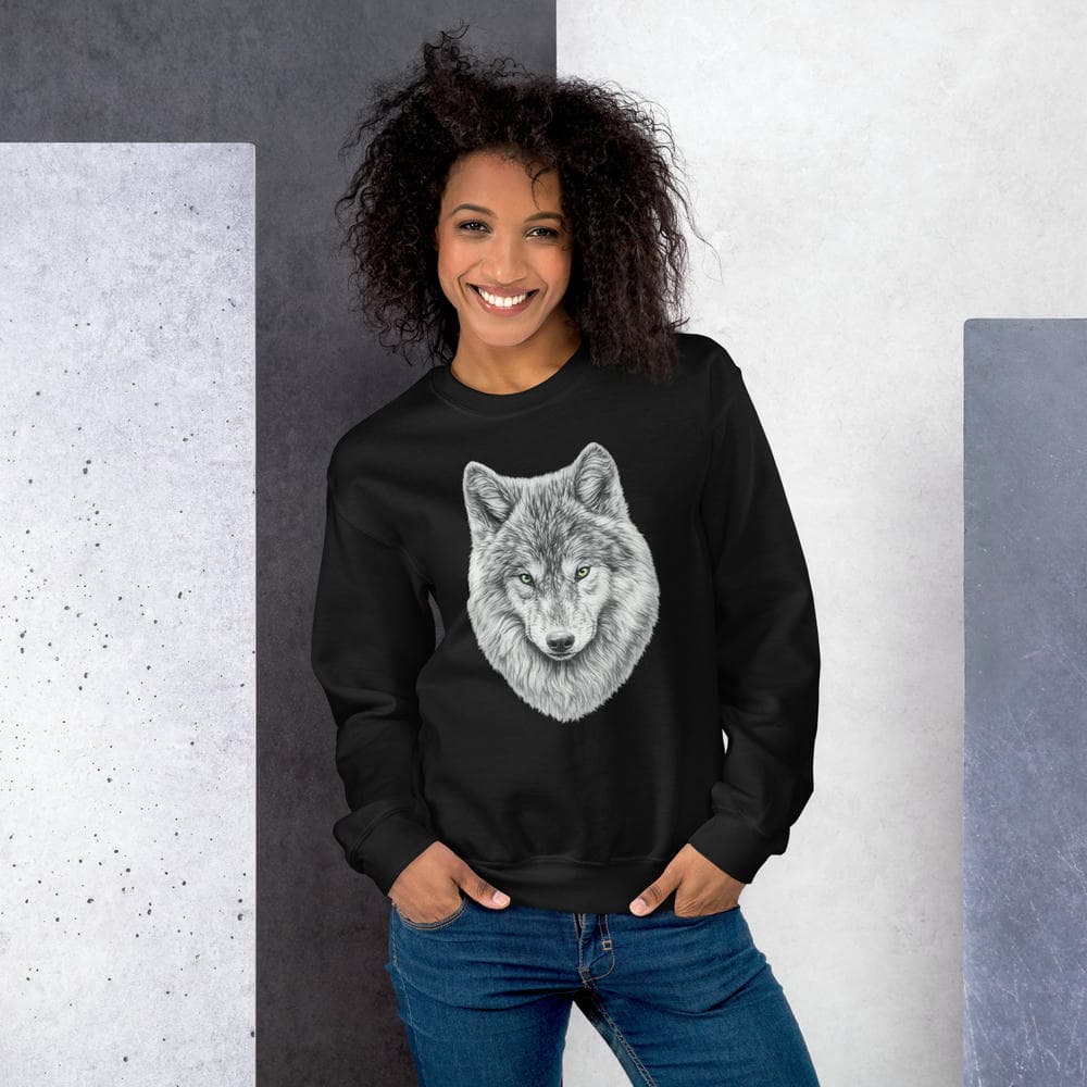 Vue de face d'une femme portant le Sweatshirt Premium noir Instinct Émeraude devant un mur aux panneaux géométriques gris. Design by Mister Felpatee centré sur la poitrine, parfait pour un style urbain dynamique chez Felpatee.