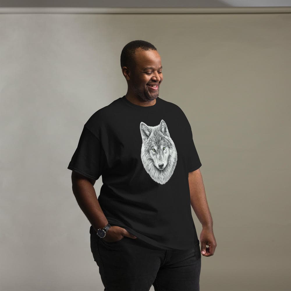 Vue de face d'un homme portant le T-shirt Premium noir Instinct Émeraude dans un studio au ton neutre. Design by Mister Felpatee pour un look moderne et épuré, véritable pièce de confort premium signée Felpatee.