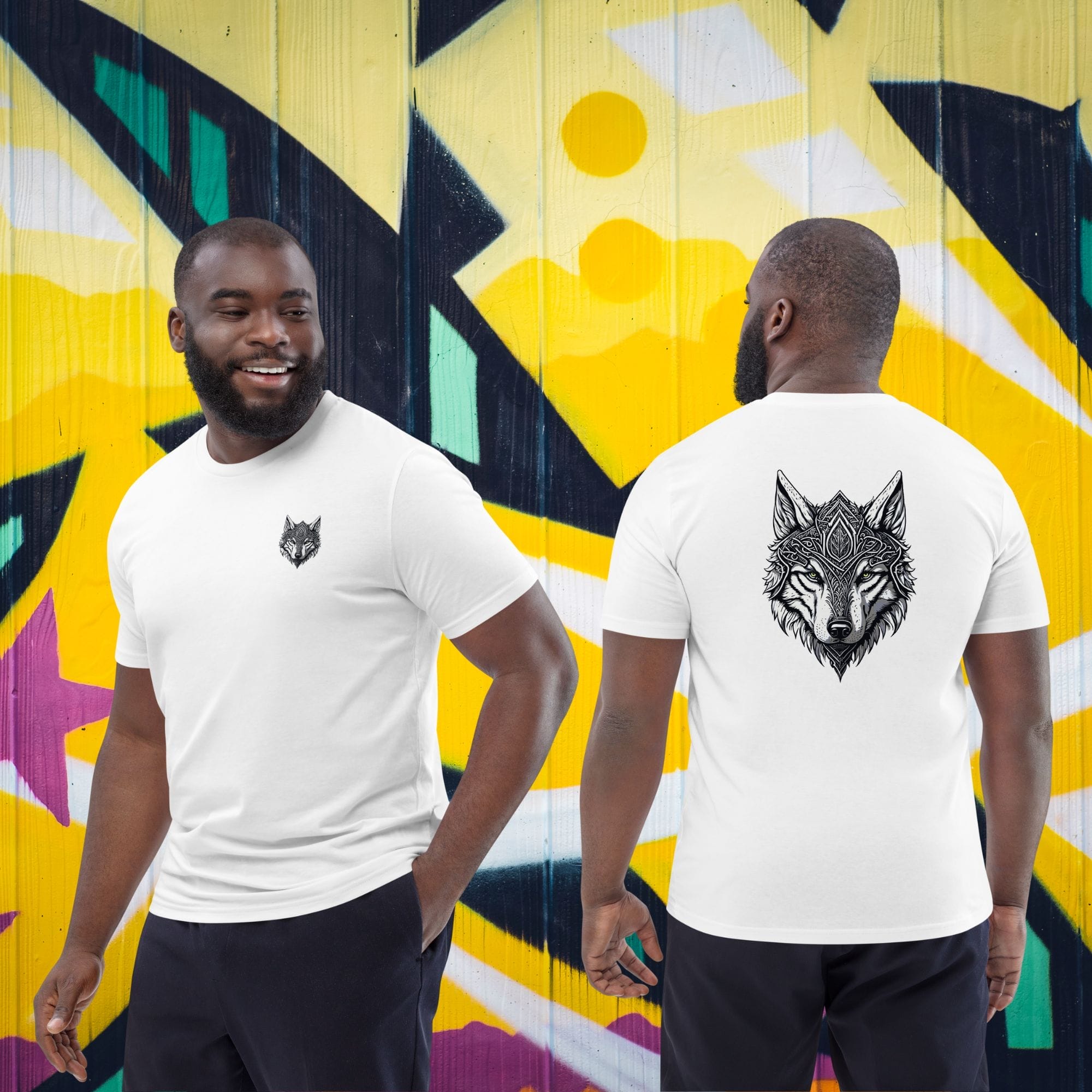 Mise en situation urbaine face et dos du T-shirt Exception blanc. Design Loup Gardien Runique 360° présenté devant une fresque murale artistique.