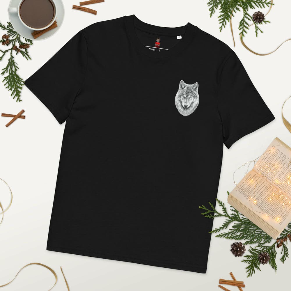 Flat lay du T-shirt Exception noir Instinct Émeraude sur un parquet avec décor lifestyle (café et plantes). Design exclusif by Mister Felpatee en matière bio premium, véritable empreinte de luxe et de durabilité.