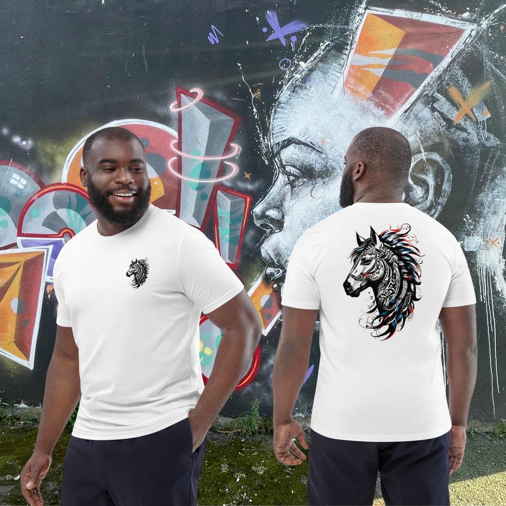 Mise en situation urbaine (urbex) montrant les vues face et dos du T-shirt Exception blanc. Le design Esprit Tribal Équin 360° est présenté devant un mur couvert d'un graffiti coloré et d'un portrait stylisé. Style exclusif Mister Felpatee.