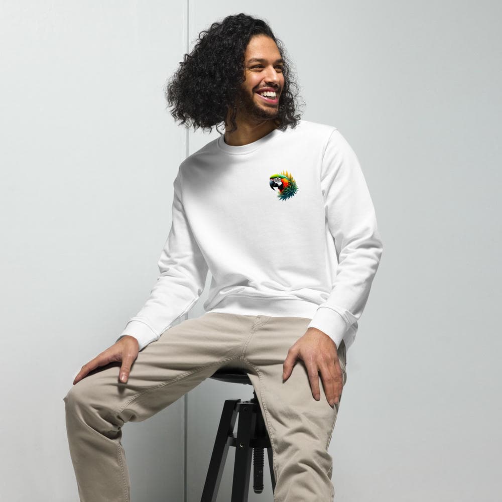 Homme vue de face sur un tabouret portant un Sweat Alpha de la marque Felpatee avec le design Perroquet Ara