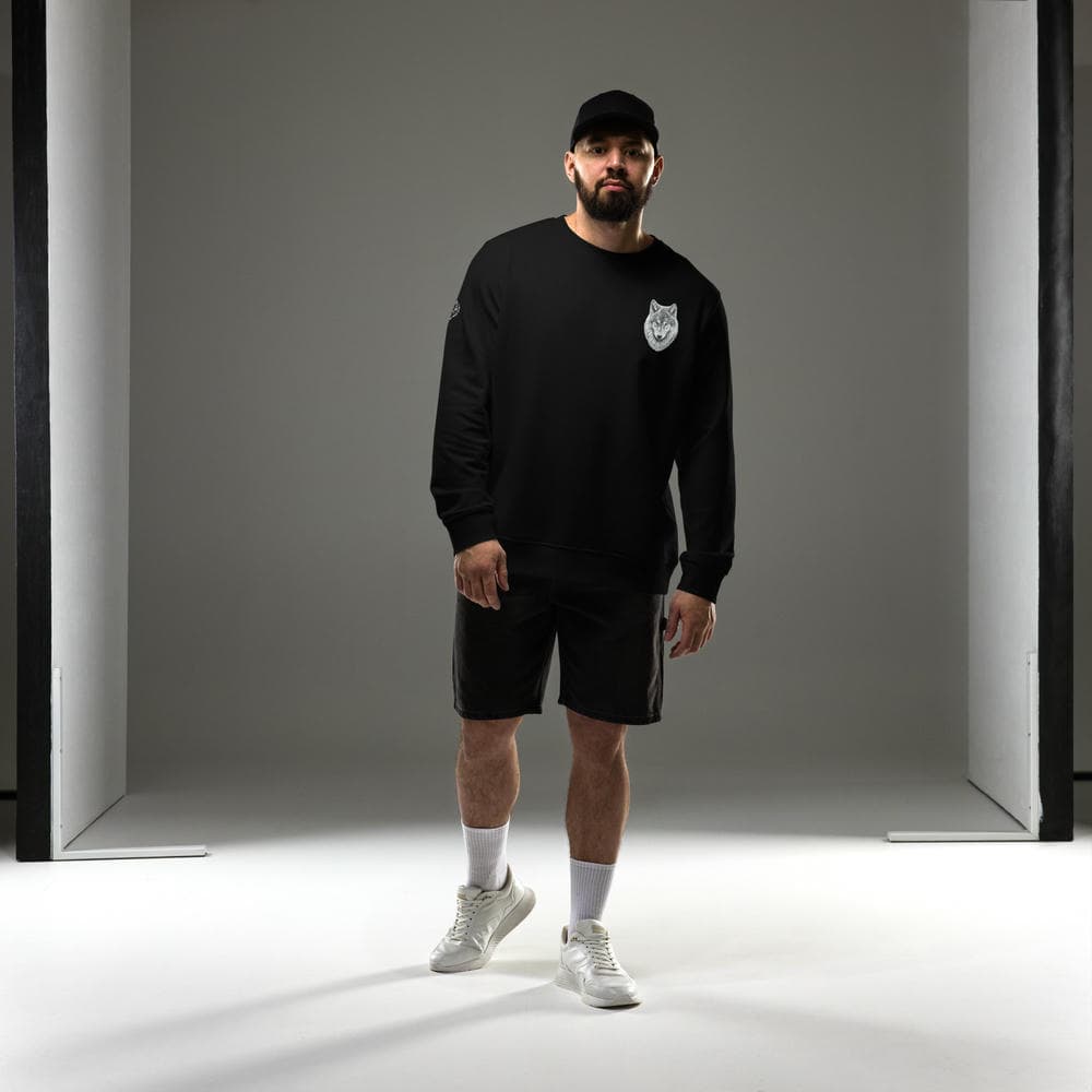 Vue plein pied d'un homme portant le Sweat Alpha noir Instinct Émeraude en studio blanc. Design artistique intégral et coupe signature, affirmant une appartenance exclusive à la meute  Felpatee.