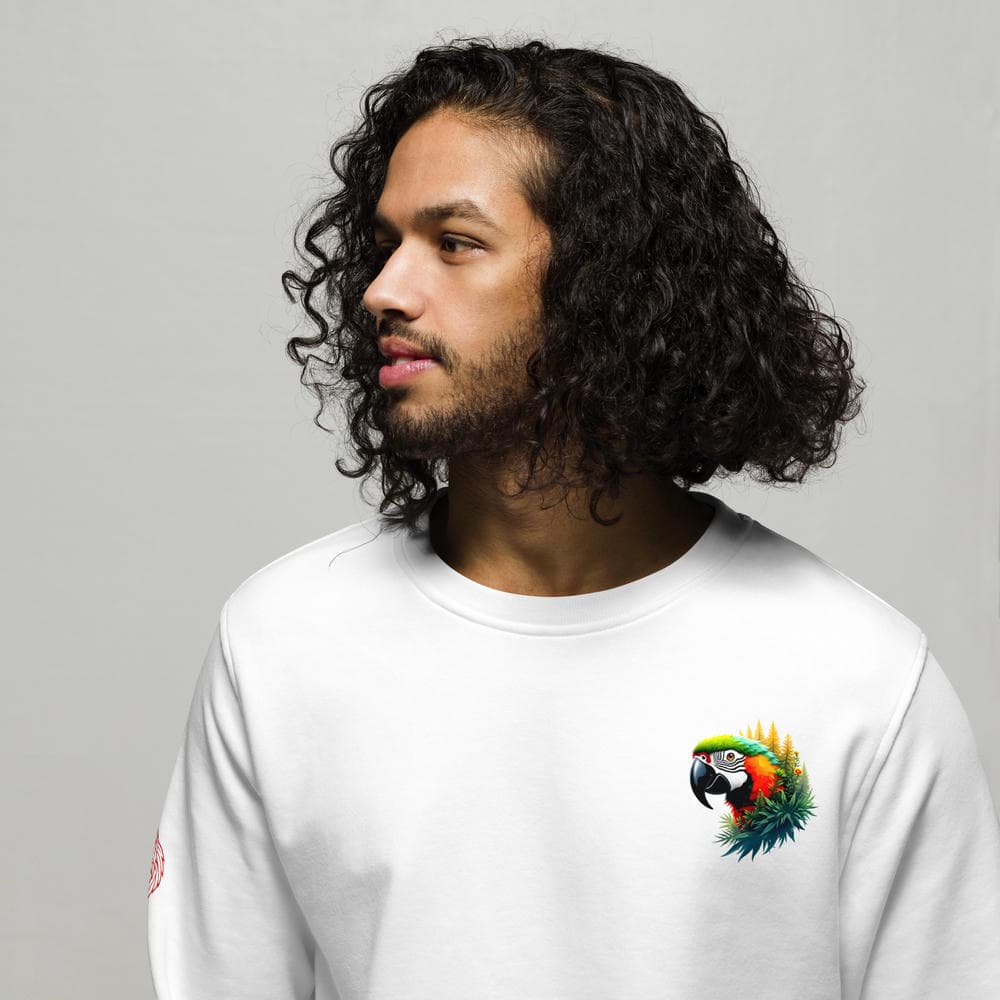Homme portant le Sweat Alpha avec le design Perroquet Ara by Felpatee